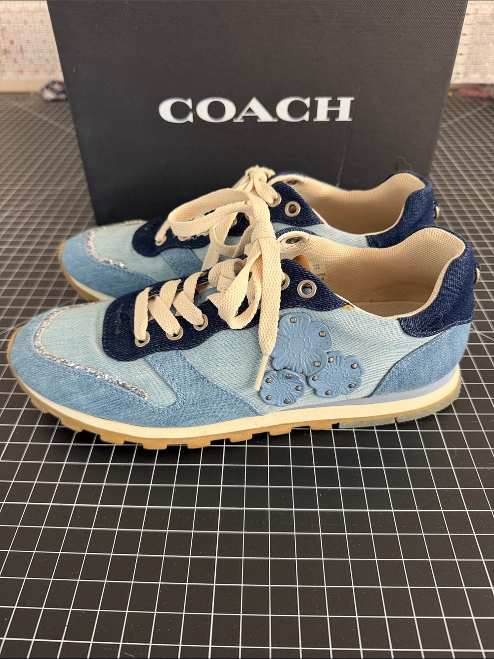 Great Condition Women Coach Sneakers Size 9. - Picture 3 of 10